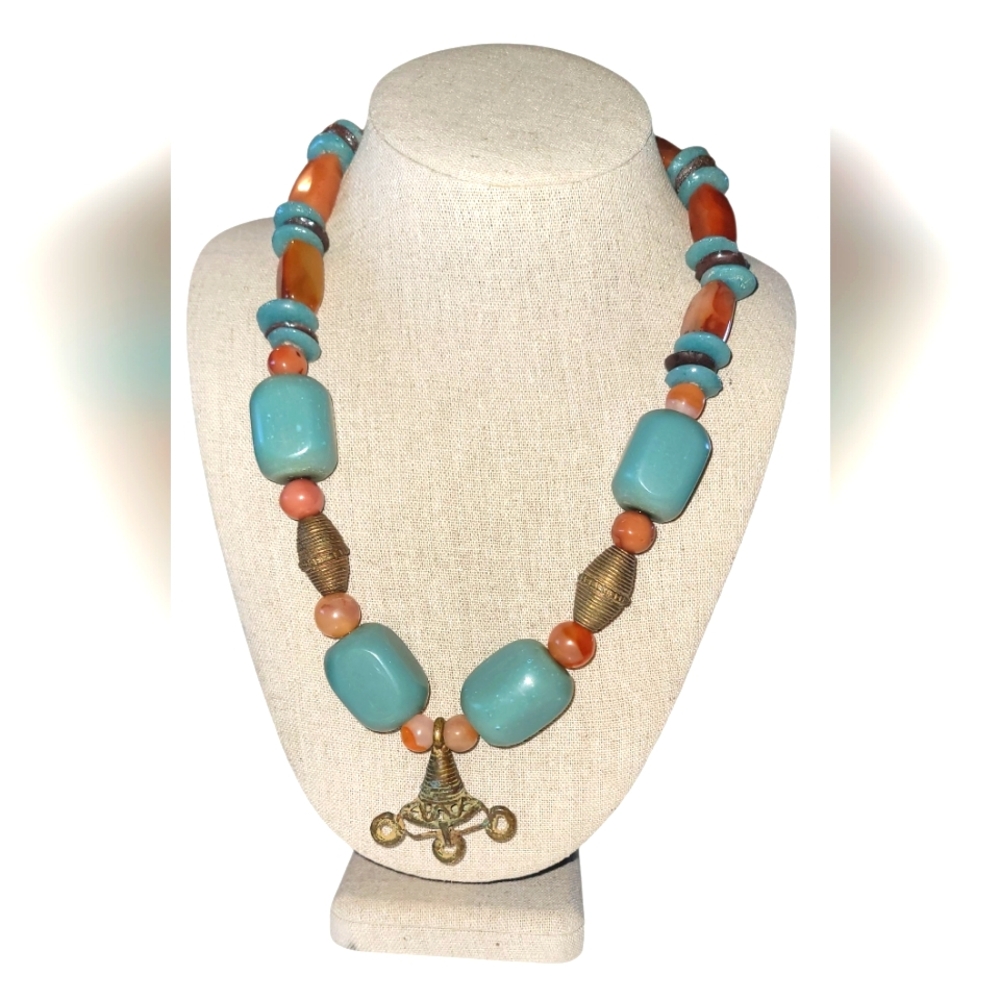 Vintage Elegant Beaded Necklace with Turquoise And Gold Accents